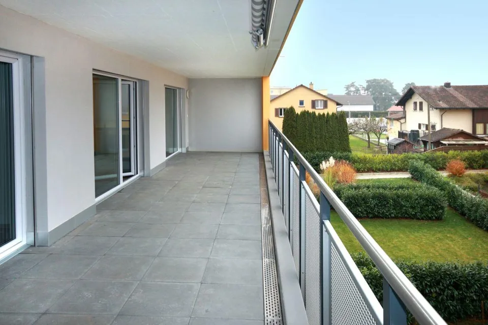 Moderne, helle Wohnung - grosse Terrasse mit Abendsonne!