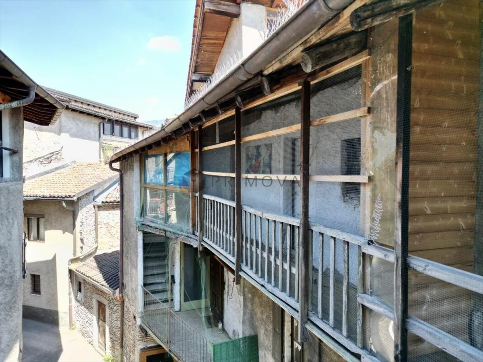 Un joyau historique à réinventer : maison unifamiliale avec cour idyllique