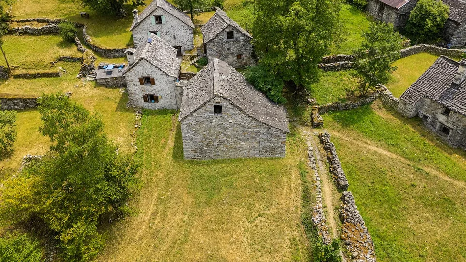 Rustico da ristrutturare con terreno – foto 10 di 13