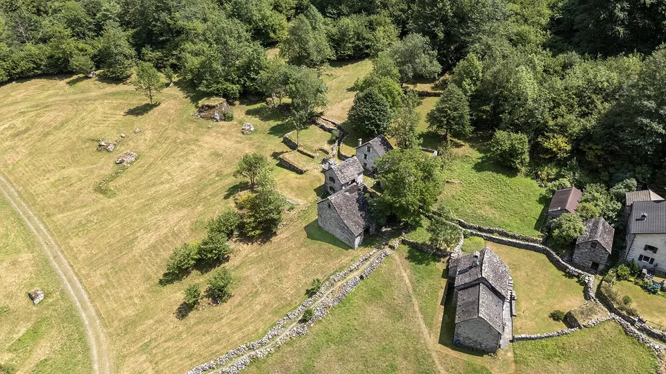 Rustico da ristrutturare con terreno – foto 12 di 13