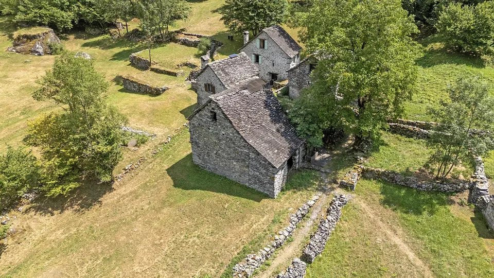 Val Bavona - Loc. Roseto - Rustico da ristrutturare con terreno