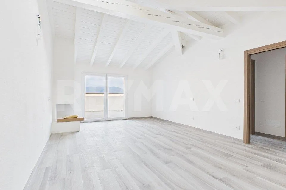 La vostra casa tra l'Italia e la Svizzera con una vista panoramica ...