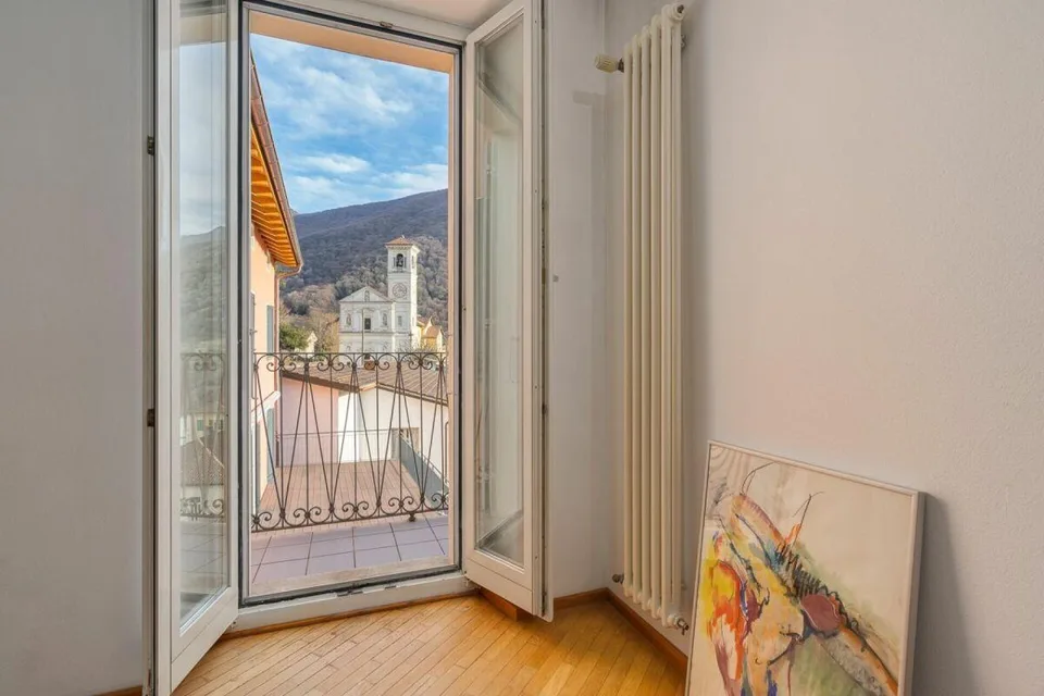 AROGNO · CASA BIFAMILIARE NEL NUCLEO STORICO · POSSIBILITÀ DI RESID...