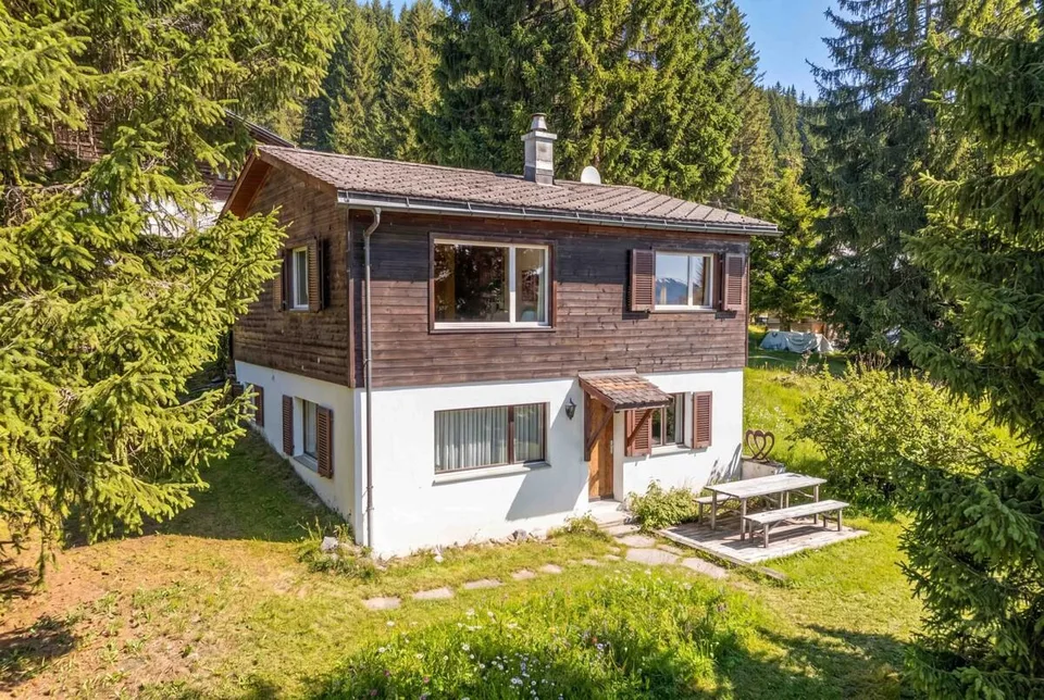 Brambrüesch: Ferienhaus mit zwei Wohnungen und Bergsicht