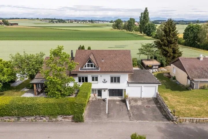 VIEL PLATZ UND BLICK INS GRÜNE - 5.5 ZIMMER EINFAMILIENHAUS MIT EIN...