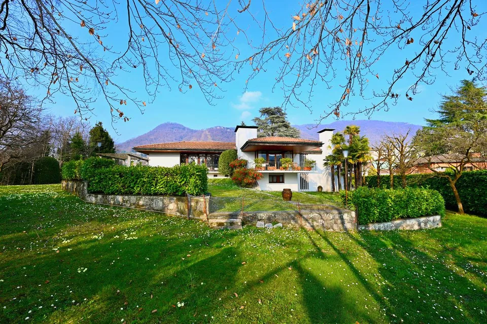 Prestigiosa Proprietà con Grande Giardino e Forte Potenziale a Vacallo
