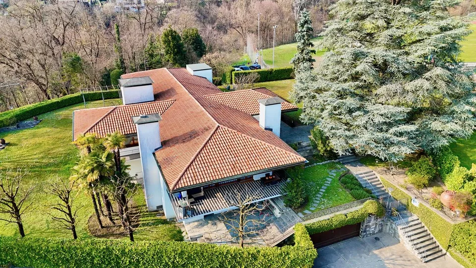 Prestigiosa Proprietà con Grande Giardino e Forte Potenziale a Vacallo