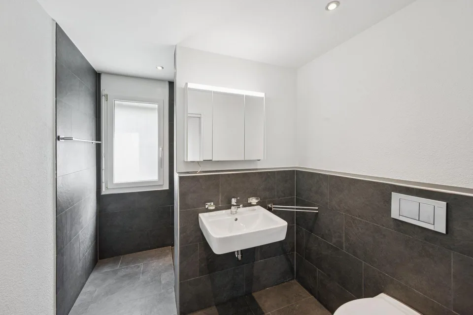 Moderne 2.5-Zimmer-Wohnung mit Gartensitzplatz – Foto 8 von 12