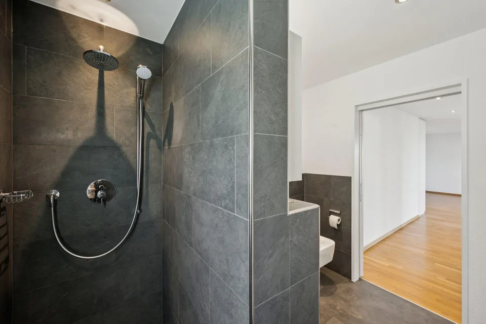 Moderne 2.5-Zimmer-Wohnung mit Gartensitzplatz – Foto 7 von 12