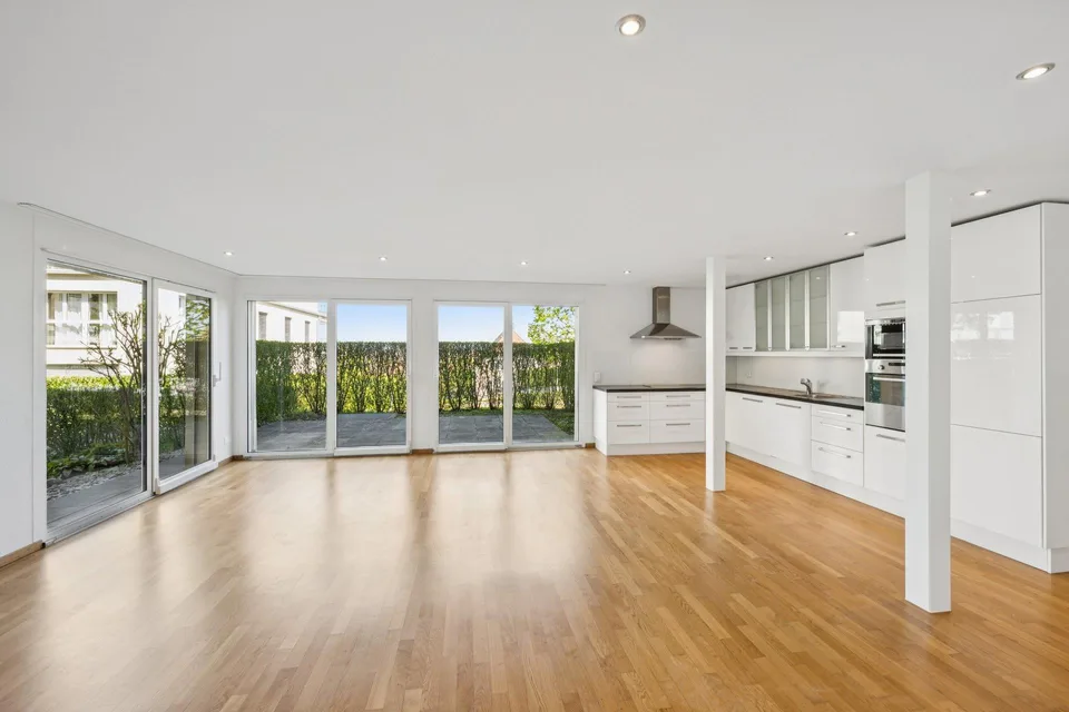 Moderne 2.5-Zimmer-Wohnung mit Gartensitzplatz