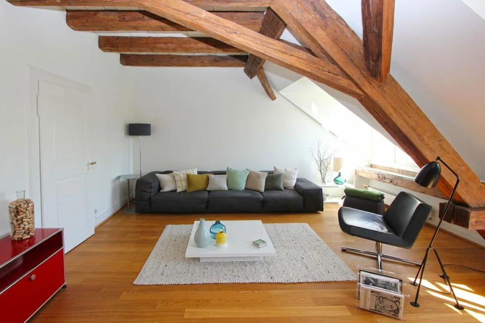Charme d'ancien bâtiment raffiné - Appartement-maisonnette en mansarde incl. parking