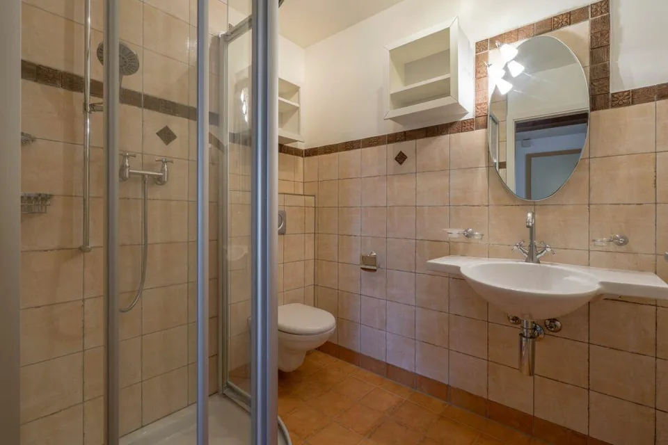 Charmantes Mehrgenerationenhaus mit 3 Wohnungen und 2 Garagen – Foto 26 von 30