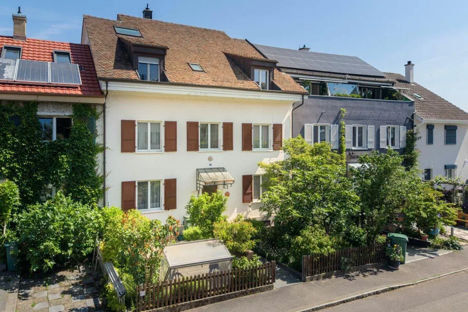 Charmantes Mehrgenerationenhaus mit 3 Wohnungen und 2 Garagen