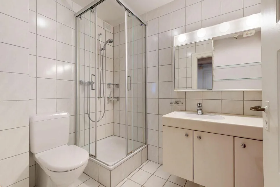Charmantes Mehrgenerationenhaus mit 3 Wohnungen und 2 Garagen – Foto 20 von 30