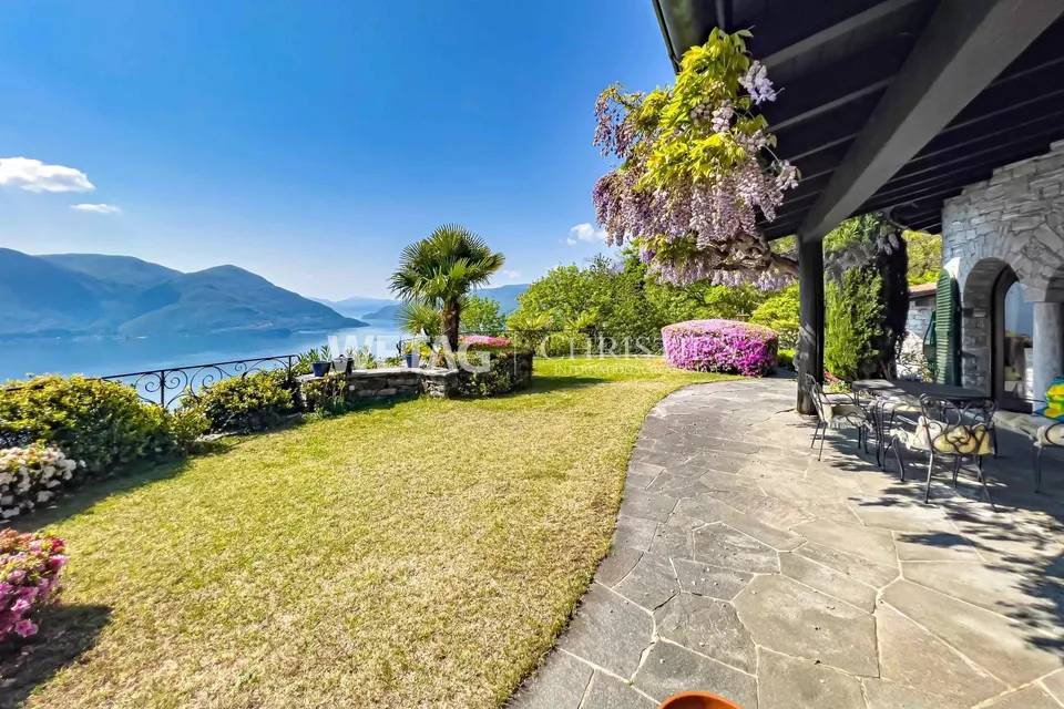 Villa méditerranéenne à rénover dans un emplacement idéal avec vue sur le lac à 180 degrés à Ronco sopra Ascona à vendre