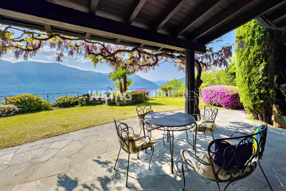 Villa méditerranéenne à rénover dans un emplacement idéal avec vue sur le lac à 180 degrés à Ronco sopra Ascona à vendre