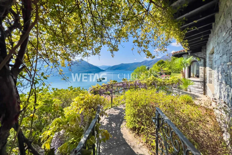 Villa méditerranéenne à rénover dans un emplacement idéal avec vue sur le lac à 180 degrés à Ronco sopra Ascona à vendre