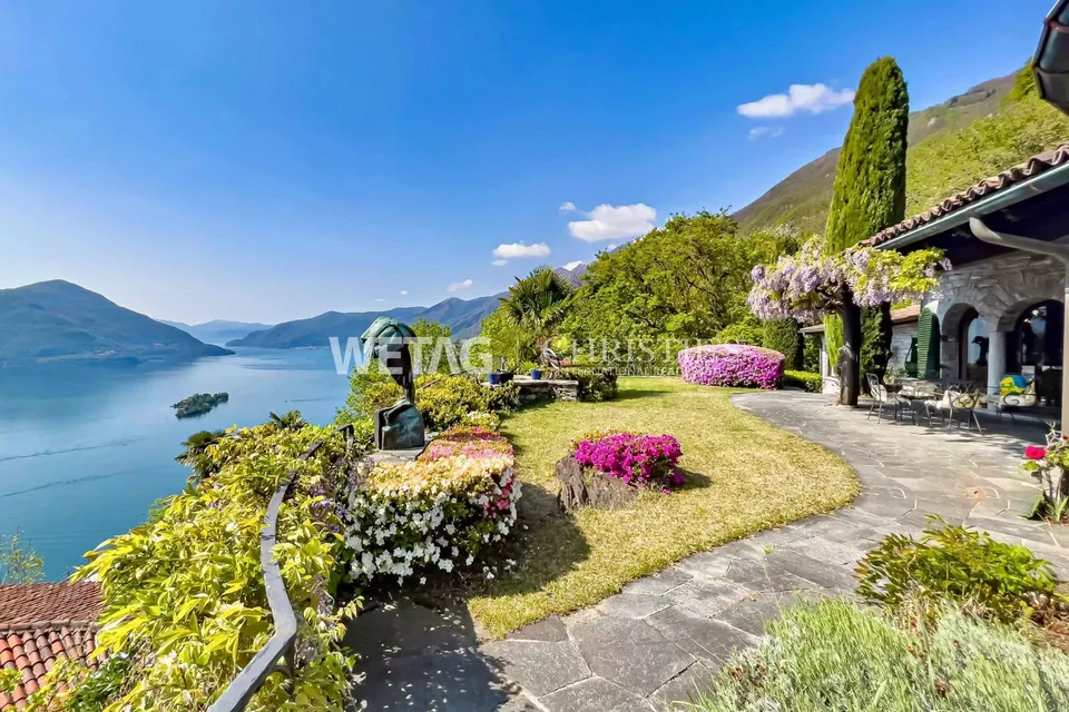 Zu renovierende mediterrane Villa an Toplage mit 180° Seeblick in R...