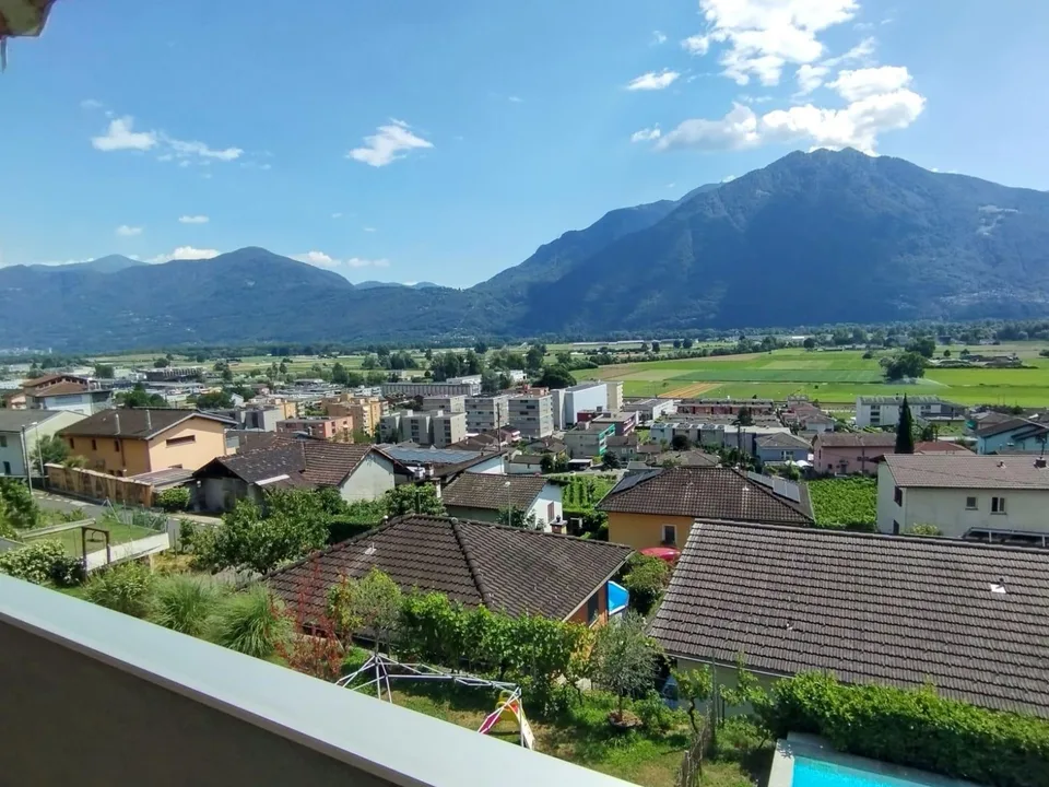 GORDOLA - Wir verkaufen eine große Wohnung mit Schwimmbad