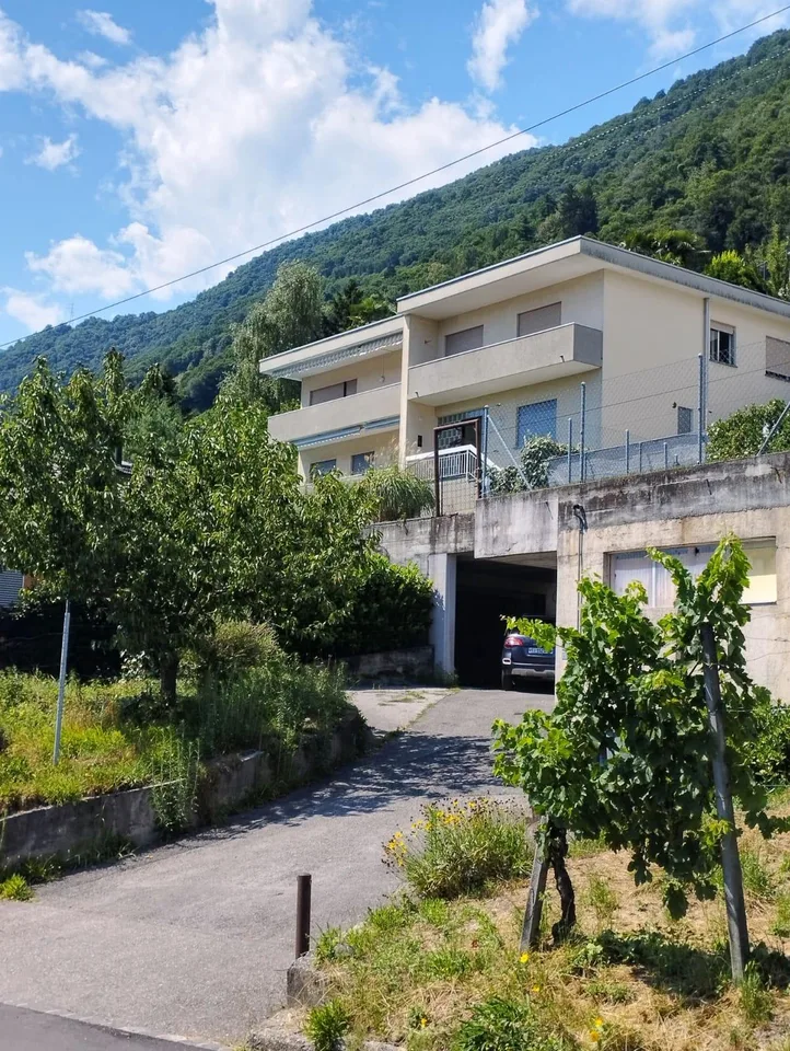GORDOLA - Wir verkaufen eine große Wohnung mit Schwimmbad