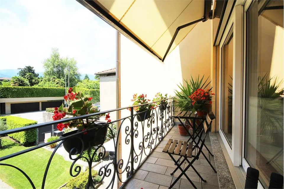 Ampia casa bifamiliare con giardino