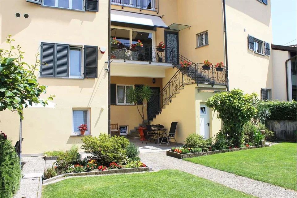 Ampia casa bifamiliare con giardino