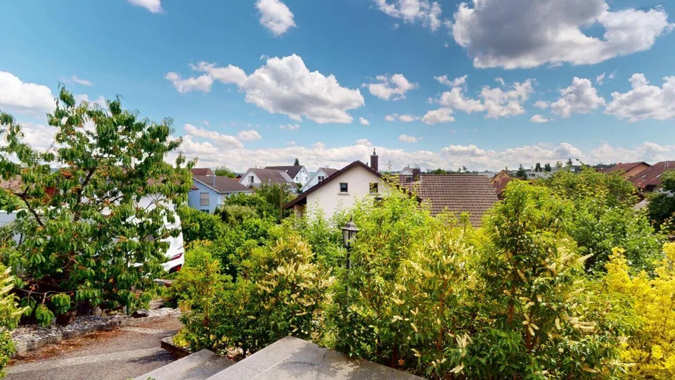 Einfamilienhaus mit grossem Garten und Alpensicht