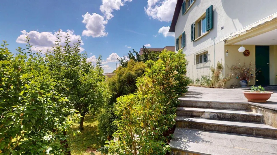 Einfamilienhaus mit grossem Garten und Alpensicht