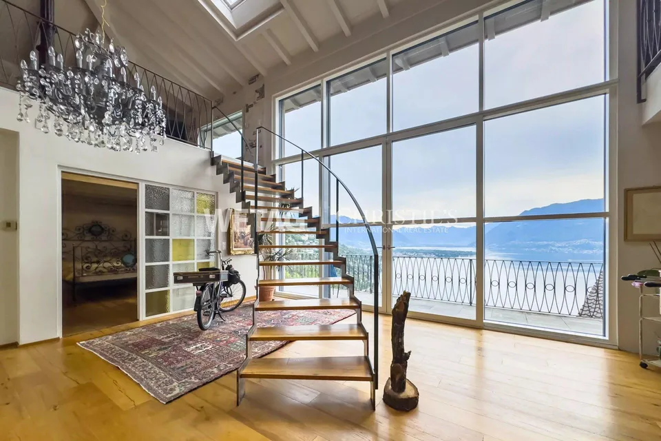 Moderne Villa im Loft-Stil mit Seeblick & Innenpool zum Verkauf in ...