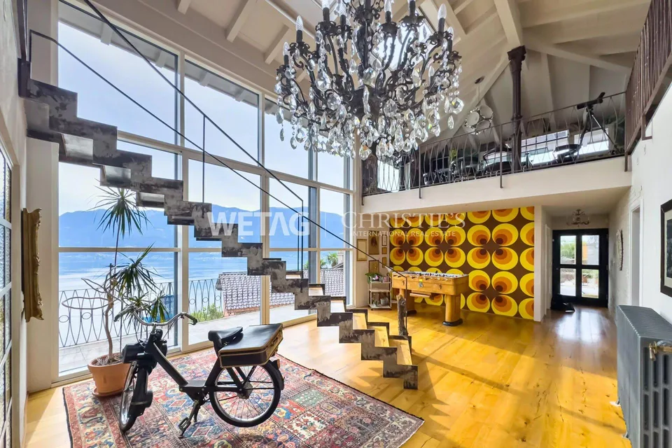Moderne Villa im Loft-Stil mit Seeblick & Innenpool zum Verkauf in ...