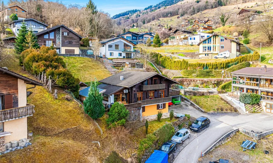 Chalet 8.5 + studio indipendente e vista aperta in un quartiere tranquillo