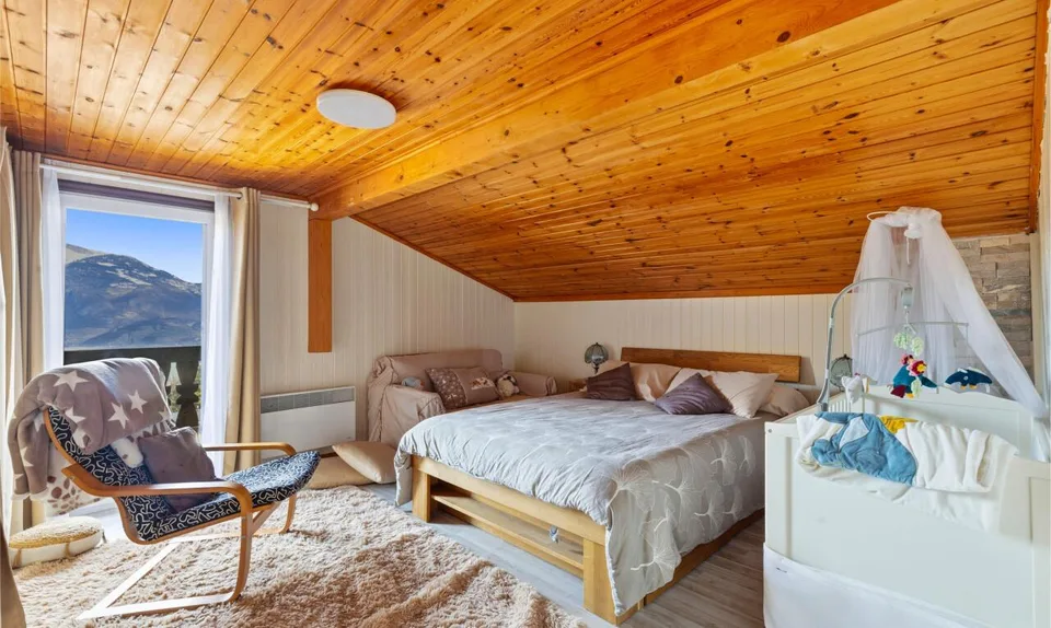 Chalet 8.5 + studio indipendente e vista aperta in un quartiere tranquillo