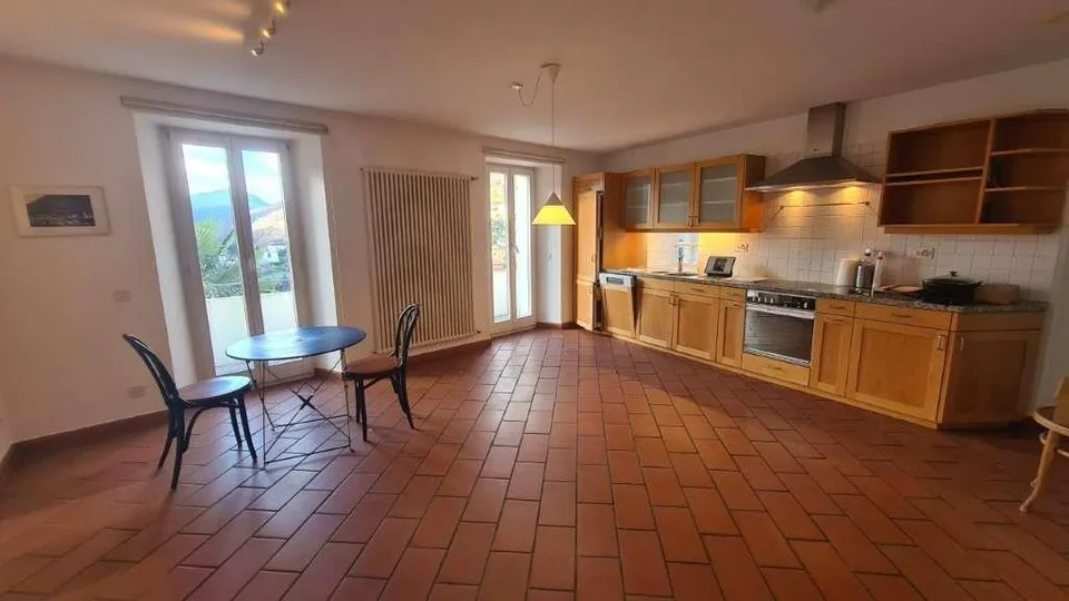 AROGNO: GROSSES PANORAMISCHES HAUS IM ORTSKERN