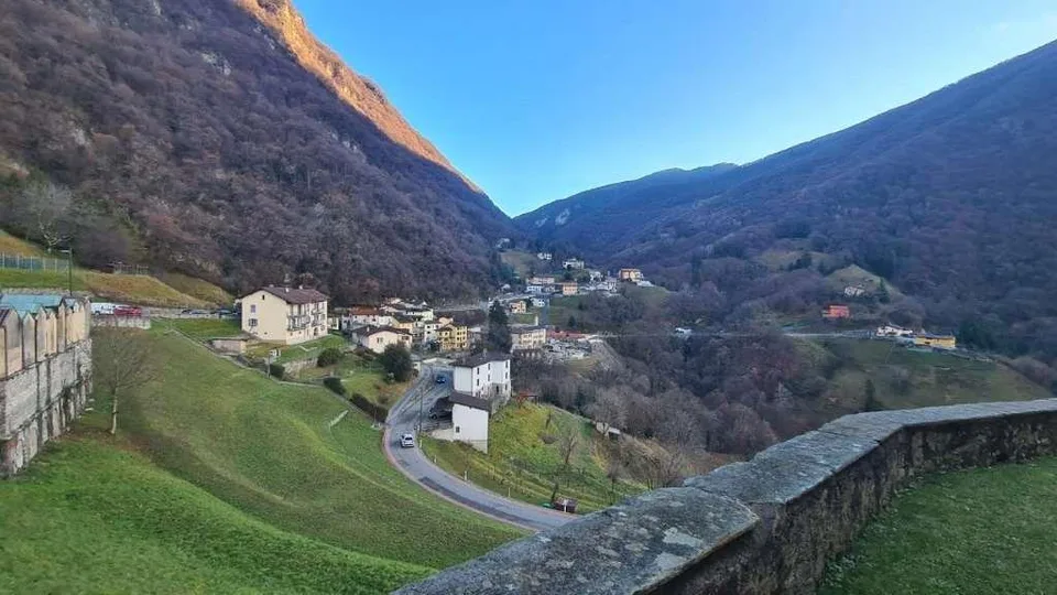 AROGNO: GROSSES PANORAMISCHES HAUS IM ORTSKERN
