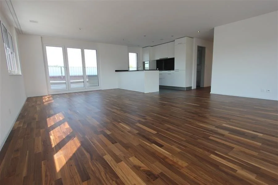 Appartement en attique moderne dans un quartier résidentiel idyllique