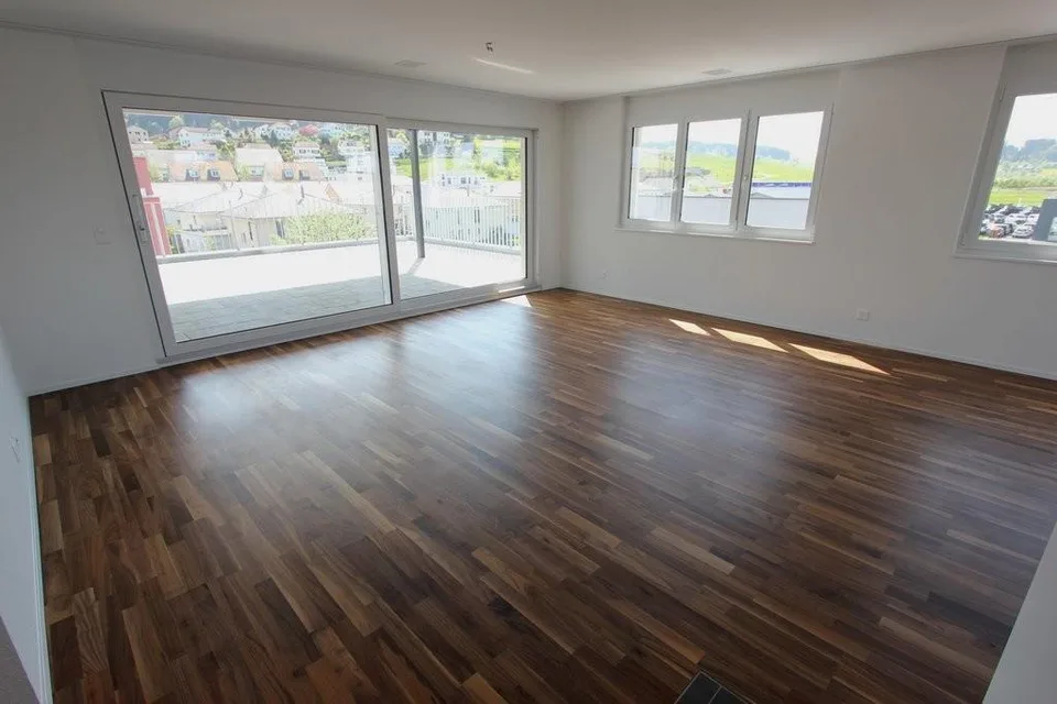 Appartement en attique moderne dans un quartier résidentiel idyllique