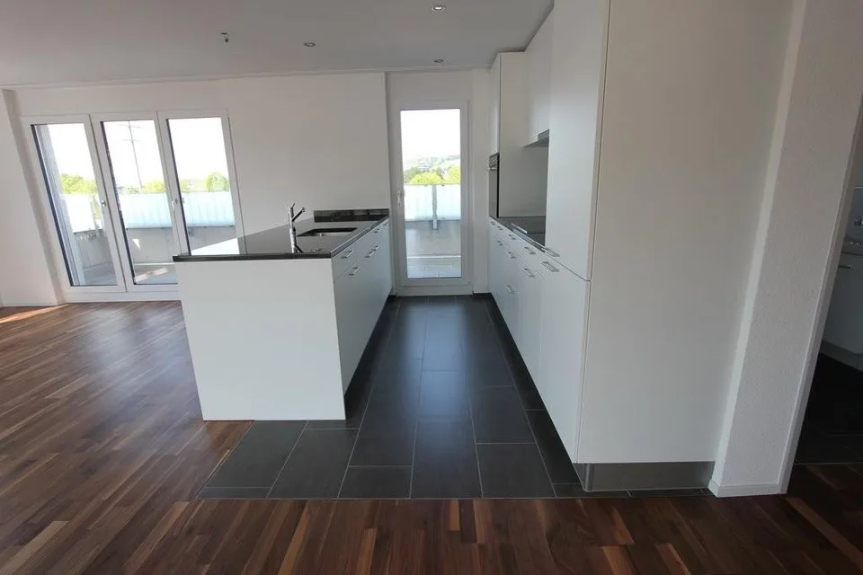 Appartement en attique moderne dans un quartier résidentiel idyllique