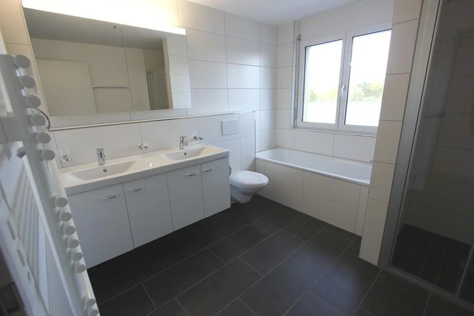 Appartement en attique moderne dans un quartier résidentiel idyllique