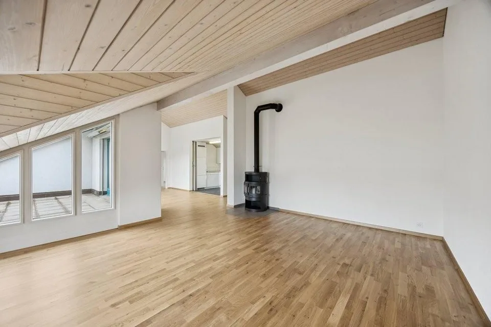 Appartement spacieux au dernier étage avec balcon et poêle suédois
