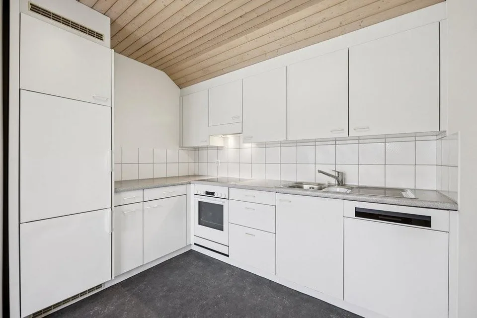 Appartement spacieux au dernier étage avec balcon et poêle suédois