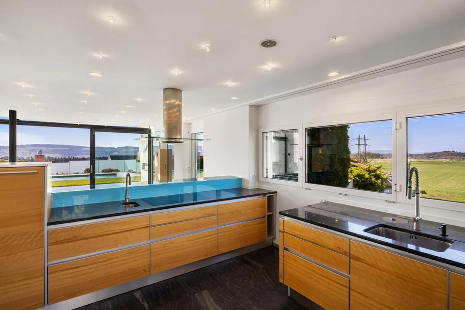 Elegante casa dell'architetto con piscina e vista panoramica a Gutenswil