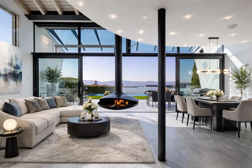 Elegante casa dell'architetto con piscina e vista panoramica a Gutenswil