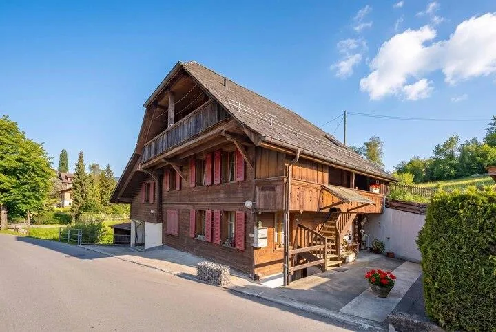 CHARMANT UND  PREISWERT - 8-ZIMMERHAUS  MIT EINLIEGERWOHNUNG