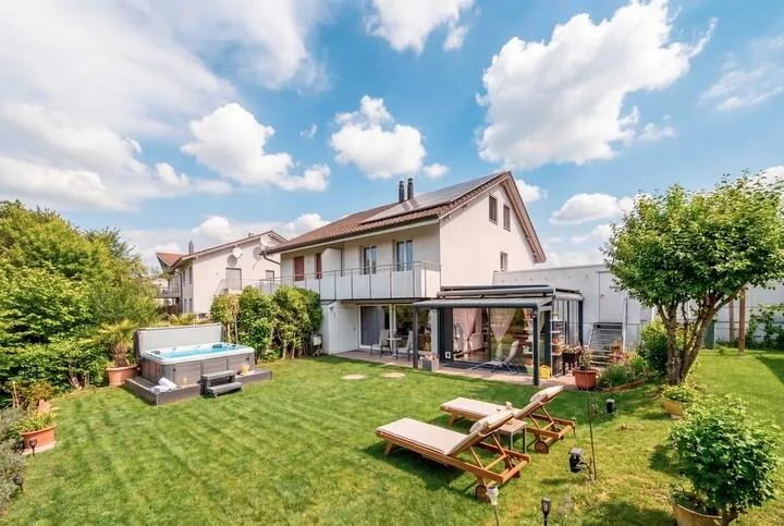 VERLÄSSLICH UND GEPFLEGT - 5.5 ZIMMER DOPPELEINFAMILIENHAUS