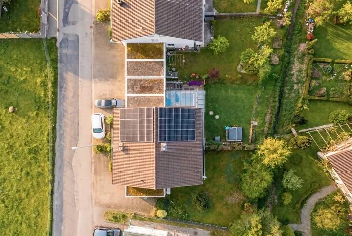 VERLÄSSLICH UND GEPFLEGT - 5.5 ZIMMER DOPPELEINFAMILIENHAUS – Foto 7 von 8