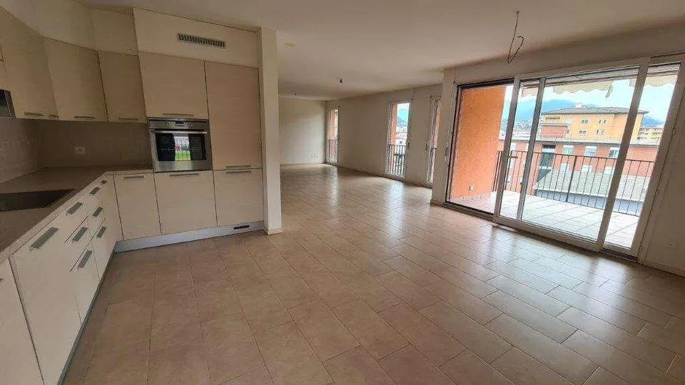 CHIASSO: GRANDE ATTICO PANORAMICO