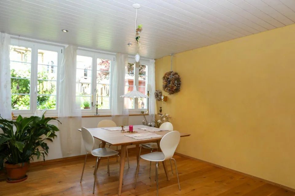Zweifamilienhaus mit wunderschönem Blumengarten - Ein Liebhaberobjekt!