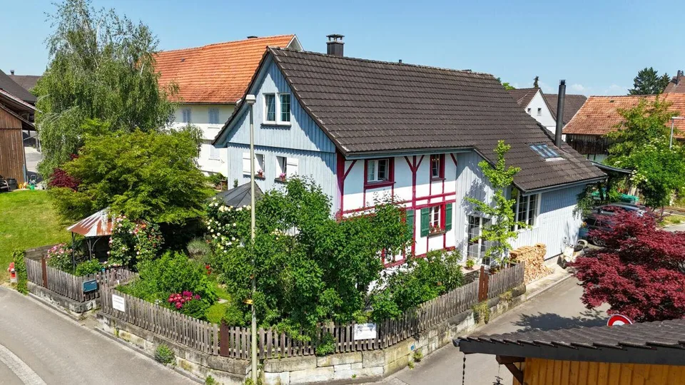 Zweifamilienhaus mit wunderschönem Blumengarten - Ein Liebhaberobjekt!