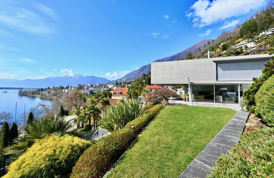 Esclusivo Duplex sul Lago Maggiore: Lusso, Eleganza e Charme