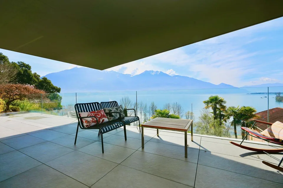 Esclusivo Duplex sul Lago Maggiore: Lusso, Eleganza e Charme